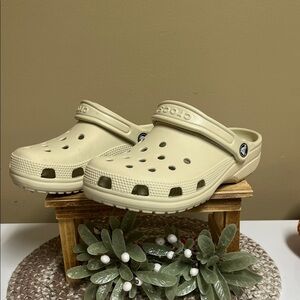 CROCS Unisex men(5) Women(7) in great condition, like new